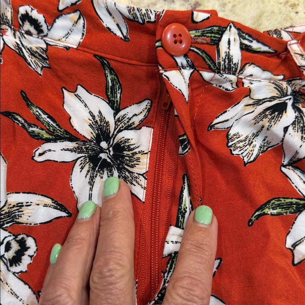 Forever 21 Women’s floral belted shorts red/black Size Small - Picture 3 of 10